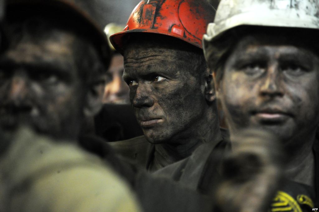 200 горняков заблокированы под землей в обесточенной в ходе обстрелов шахте