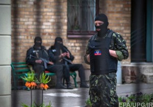 Об этом боевики пишут в соцсетях. Сегодня, 15 июля, донецкие боевики сообщают, что в "ДНР" было ликвидировано так называемое "министерство обороны". Об этом сообщается на странице "Сводки ополчения" во ВКонтакте. Читайте также: Почти 2 тысячи донецких автовладельцев получили номерные знаки "ДНР" "В Донецке помимо обстрелов творится что-то странное. Было 2 громких покушения. Приходит информация, что минобороны ликвидировано и создана "Народная милиция". Какие-то политические процессы внутри ДНР обостряются, - пишут боевики. "Сами для себя проанализируйте события 2 последних недель и сделайте выводы. Итак, два покушения, упразднение министерства обороны ДНР, замена практически всего командования Корпуса, Республиканскую гвардию переводят в Корпус, сегодняшний арест в Ростове. И, уверяю вас, все только начинается", - пишет боевик "Хмурый". Читайте также: В Донецке обстреляли одного из главарей боевиков "ДНР" Также в "сводках" был опубликован текст боевика Гиркина-Стрелкова об упразднении "минобороны". "В принципе, всеми боевыми действиями и снабжением и т.д. руководит командование корпуса. Поэтому сама по себе ликвидация МО ни на что не влияет. Кононов "только щеки надувал" с начала прошлой осени. А есть ли под ликвидацией МО политическая под