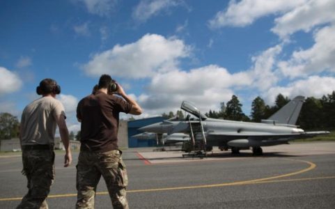 Инженеры RAF готовят "Тайфун" к боевому вылету