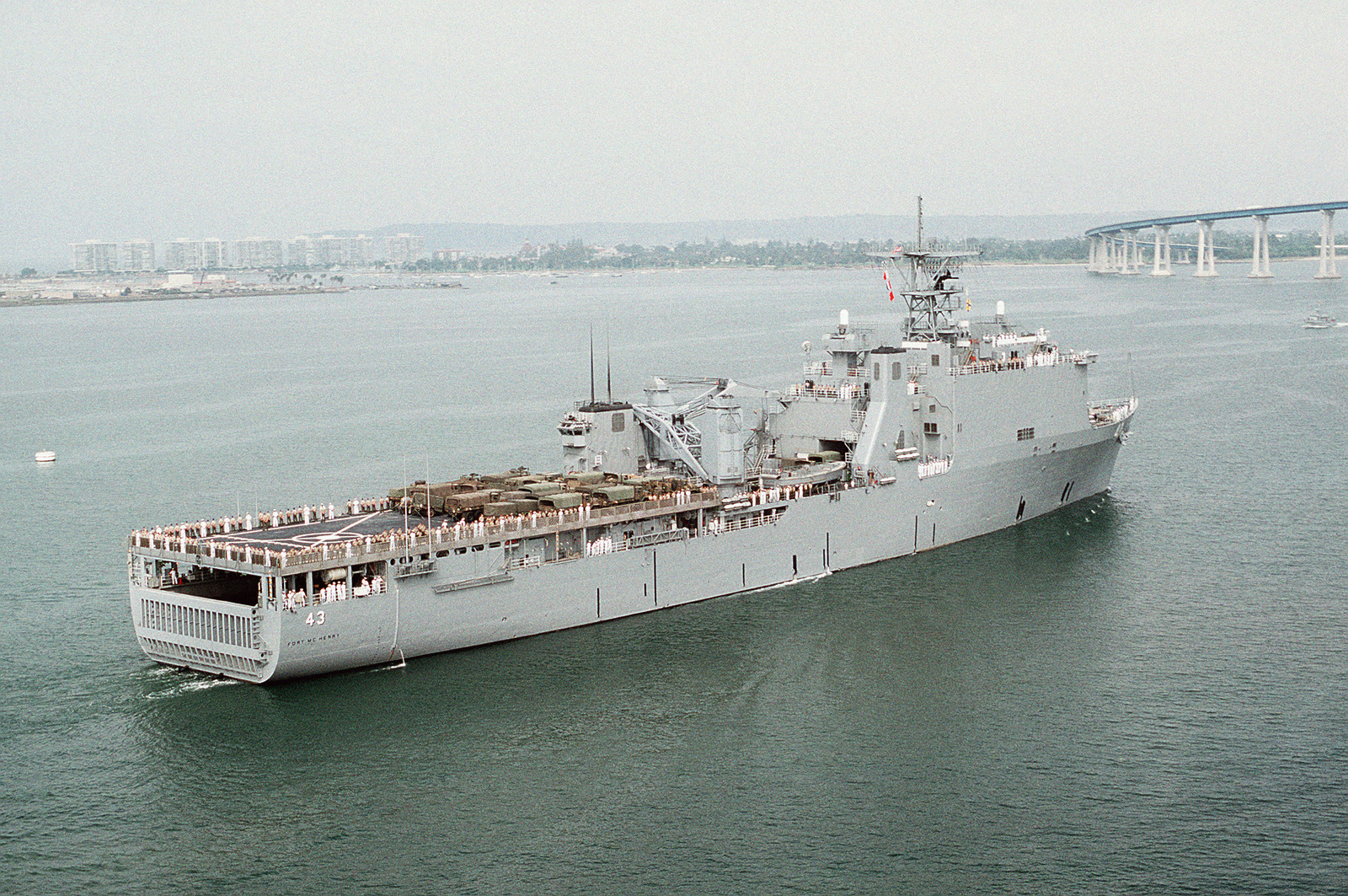 Landing ship. Десантный корабль Fort MCHENRY. США Форт МАКГЕНРИ корабль. USS Fort MCHENRY (LSD-43). Десантные корабли ВМФ США.