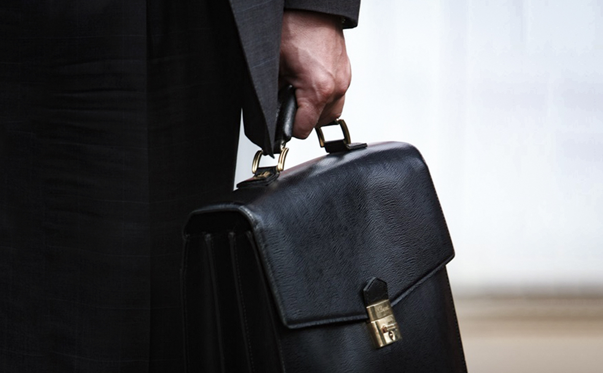мужчина с портфелем. бронепапка пулезащитная «секрет-3». одиночество дипломата. портфель юриста. депутат дипломат.
