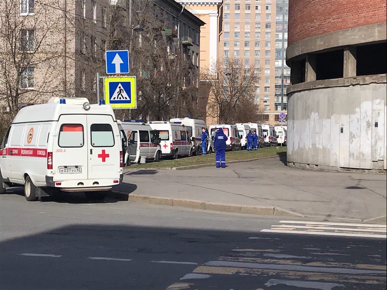 Помощь спб. Очередь из скорых в СПБ Покровская больница. Покровская больница СПБ коронавирус. Больница скорой помощи СПБ. Покровская больница коронавирус.