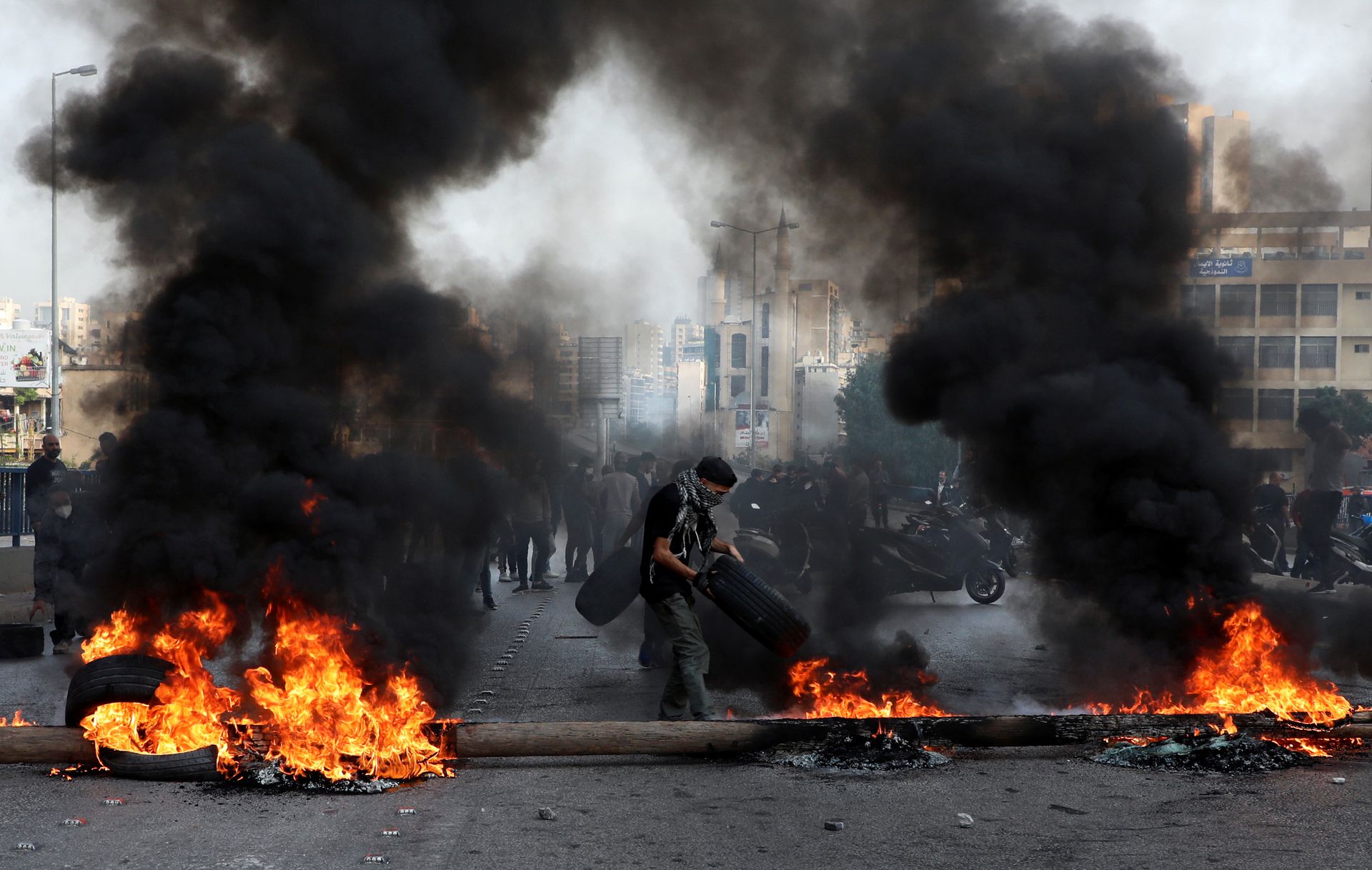 Национальный кризис. Tripoli protests. Беспорядки в Ливане фото. Burning Road.