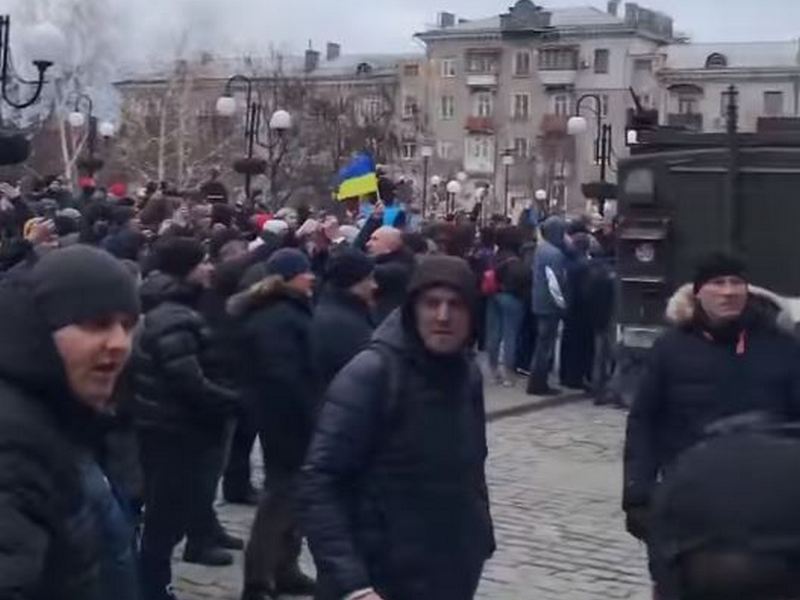 Бердянск в оккупации. Русские оккупанты в Украине. Жители против военных Украины. Захват городов Украины. Русские протестуют против войны.