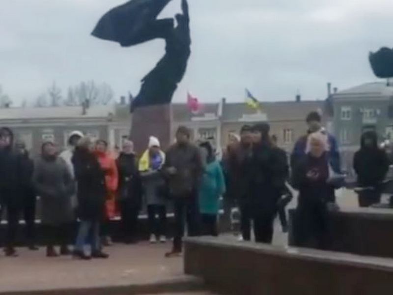 Бердянск в оккупации. Захват Бердянска. Жители Бердянска. Российские войска в Бердянске. Поет на улице.