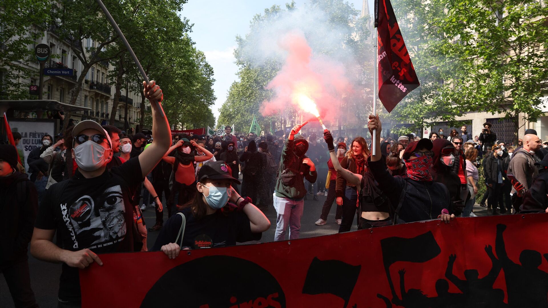 Демонстрации в париже. Первомайская демонстрация во Франции. Первомайские.протест.. Демонстрации в Европе.