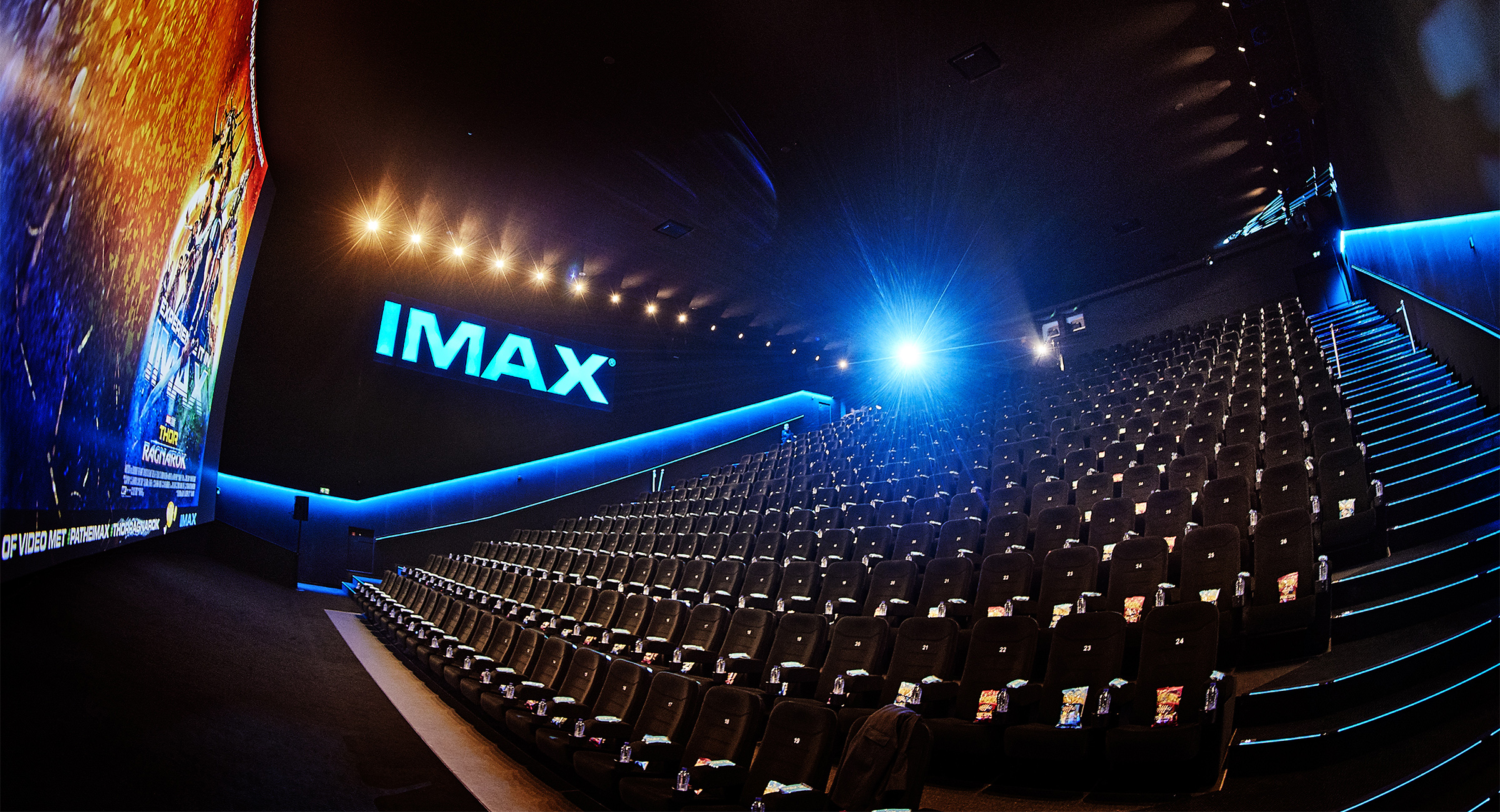 Кинотеатр 3 экрана. Киномакс Титан IMAX зал. Кинотеатр Сатурн Ялта IMAX. IMAX Ялта зал. IMAX Титан Каширская Плаза.