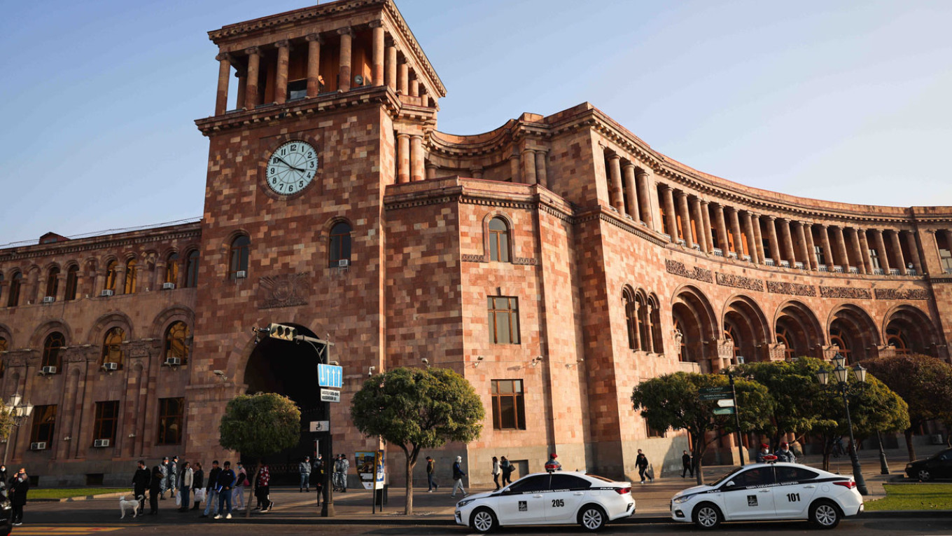 Кинотеатр «россия», ереван, армения. Посольство йемена в ереване. Ереван площадь памятник. Ереван тонавачар. Ереван tonavachar.